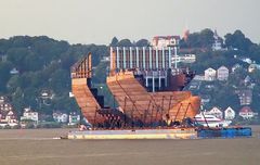 Schiffsteile-Transport vor Blankenese