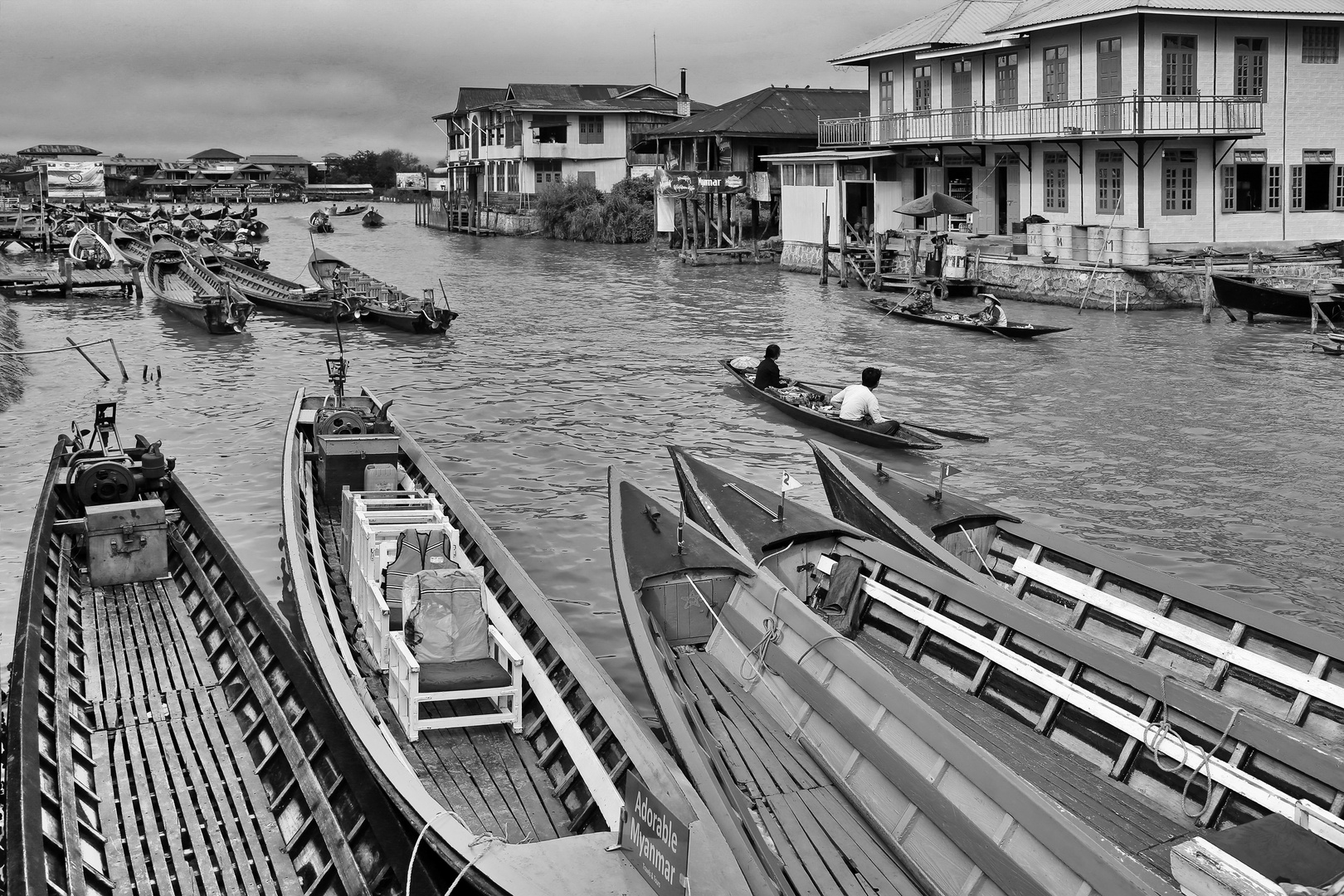 Schiffsverkehr auf den Kanälen am Lake Inle