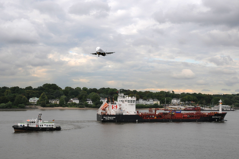 Schiffsverkehr auf der Elbe mit Überflug