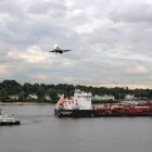 Schiffsverkehr auf der Elbe mit Überflug