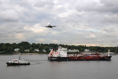 Schiffsverkehr auf der Elbe mit Überflug