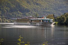 Schiffsverkehr auf der Mosel vor Zell