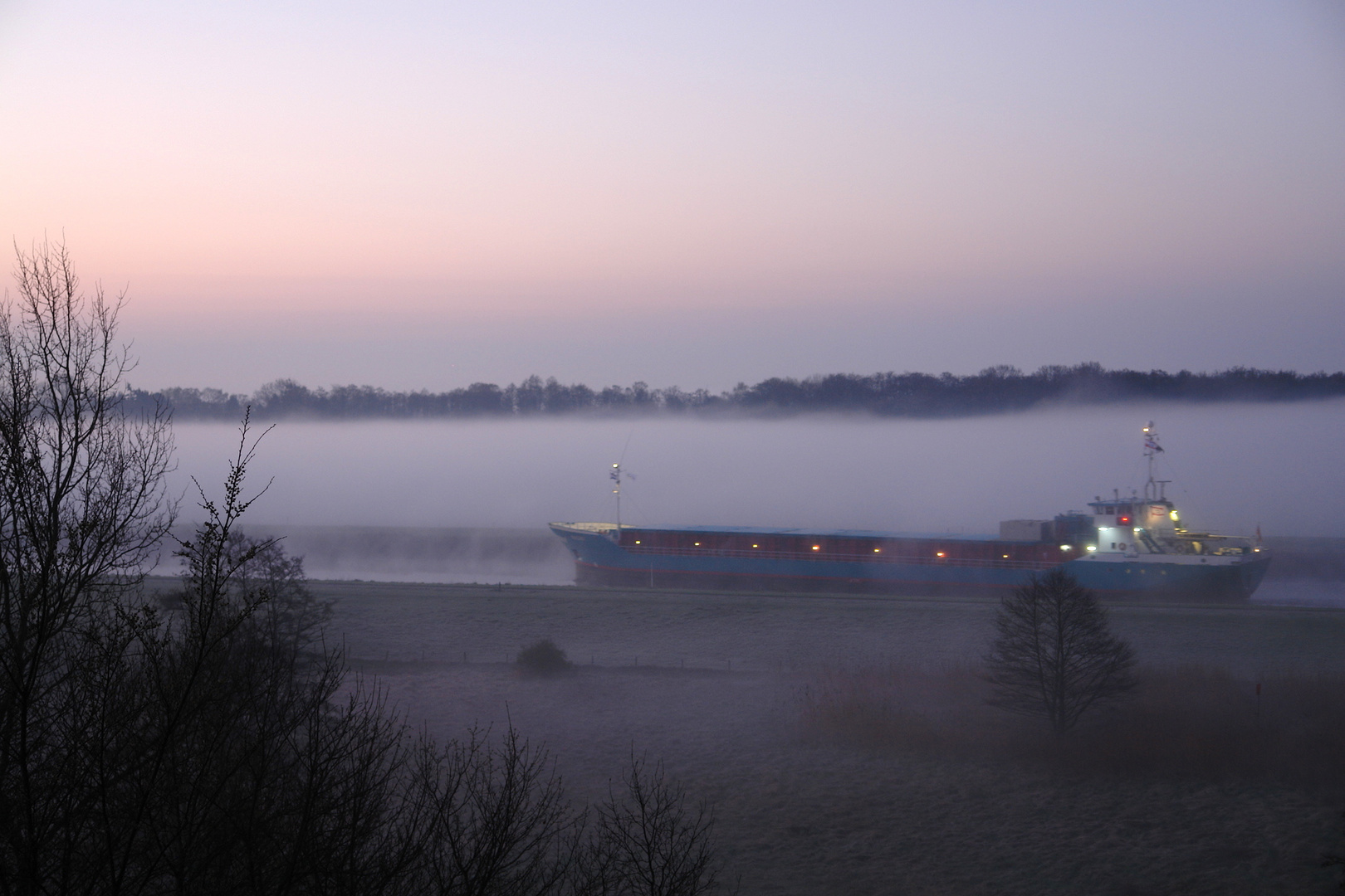 Schiffsverkehr im Nebel