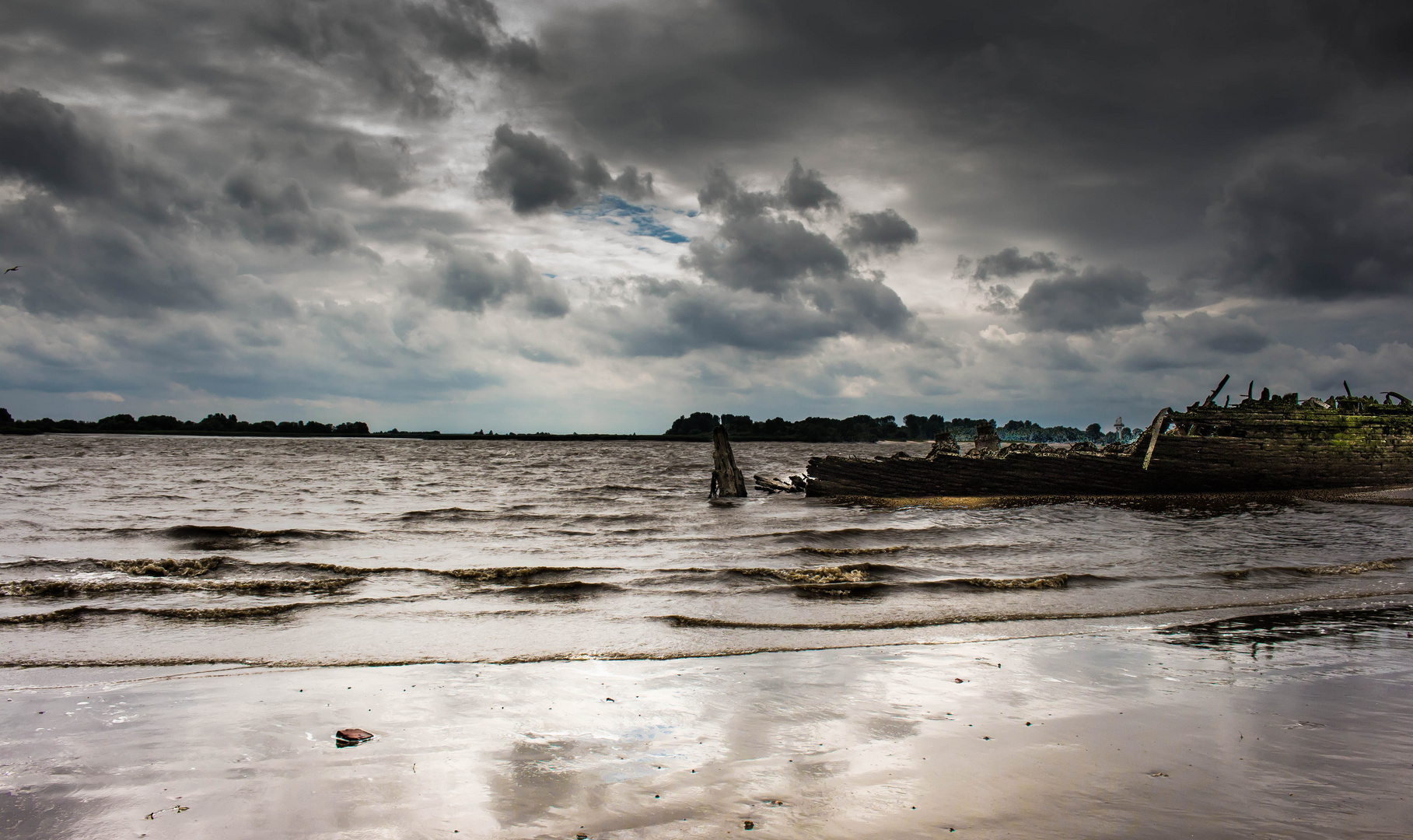 Schiffswrack am Falkensteiner Ufer