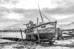 Schiffswrack am Fjord