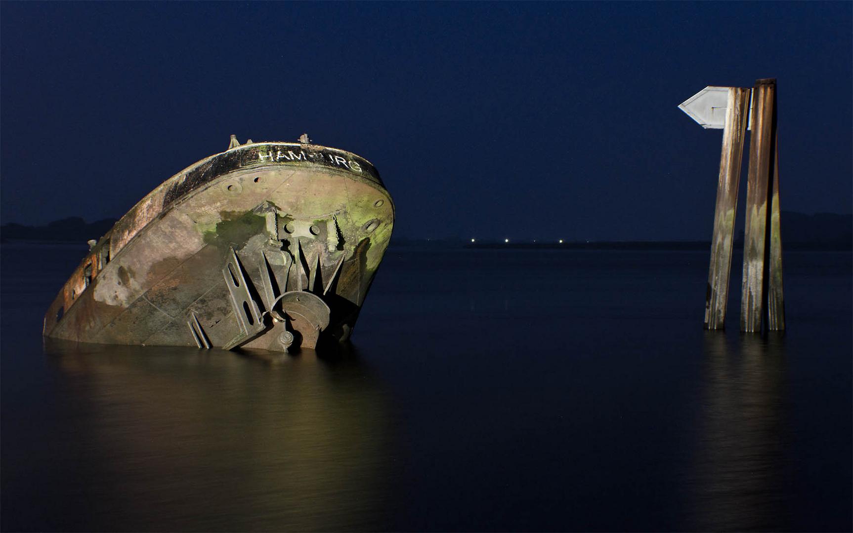 Schiffswrack der UWE vor Hamburg Blankenese