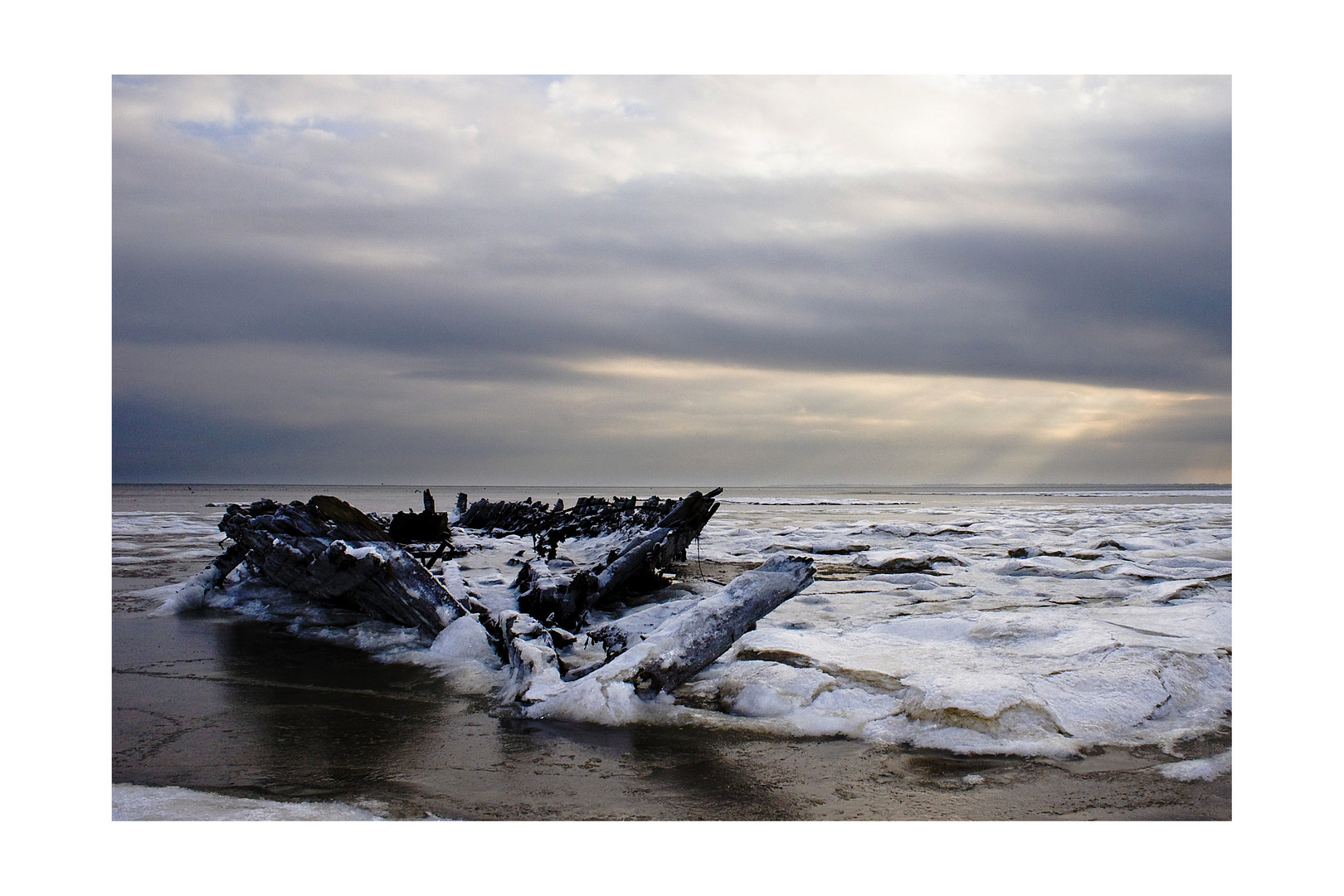 Schiffswrack im Eis