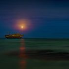 Schiffswrack im Mondschein