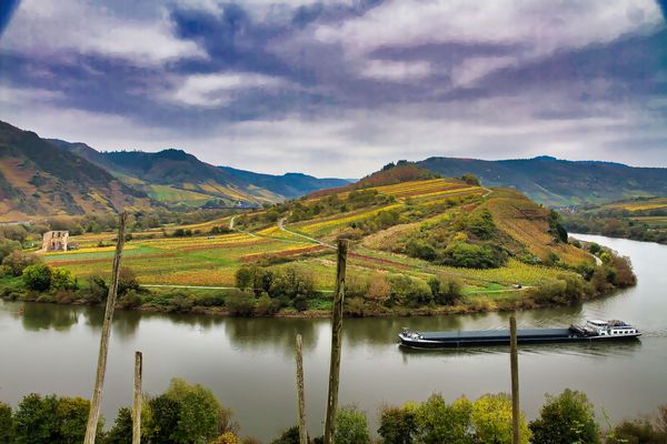 Schiifffahrt zwischen Weinbergen