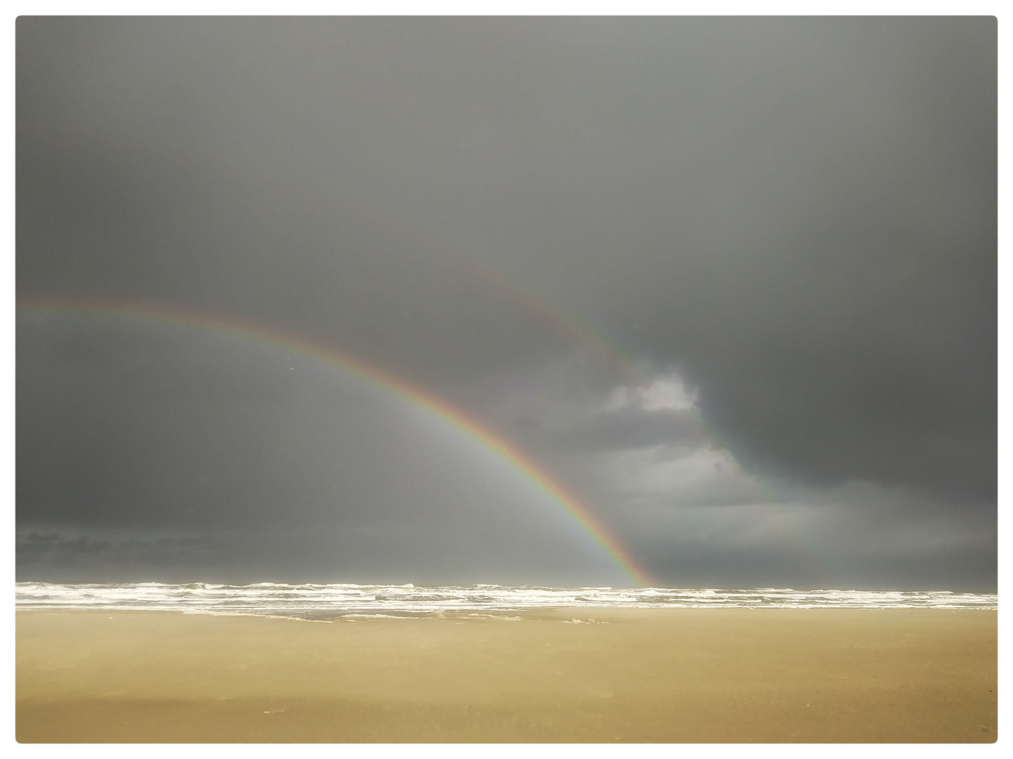 schiitwetter mit lichtblick am Juister Strand