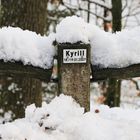 Schild am Betonpfahl des Zaunes (2019_02_04_EOS 6D Mark II_9985_ji)