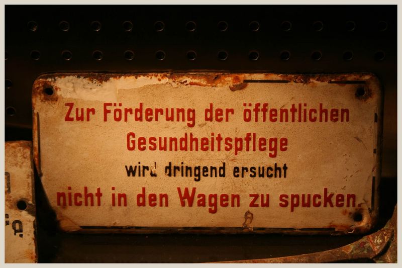 Schild aus dem 1. bzw aus dem 2. Weltkrieg!