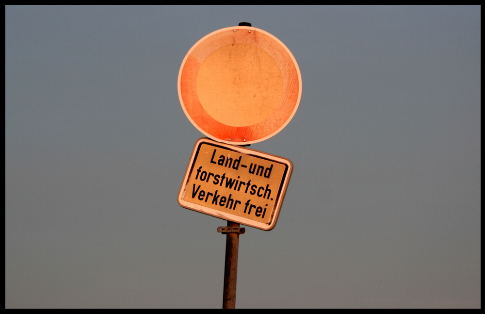 Schild im Sonnenuntergang