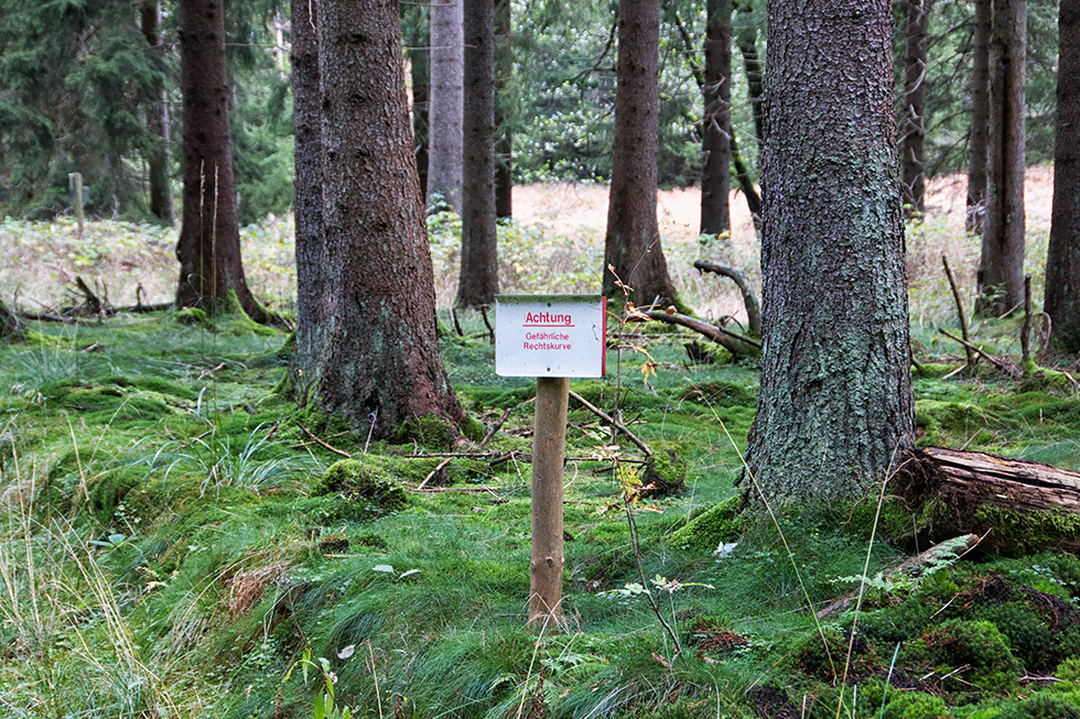 Schild im Wald...