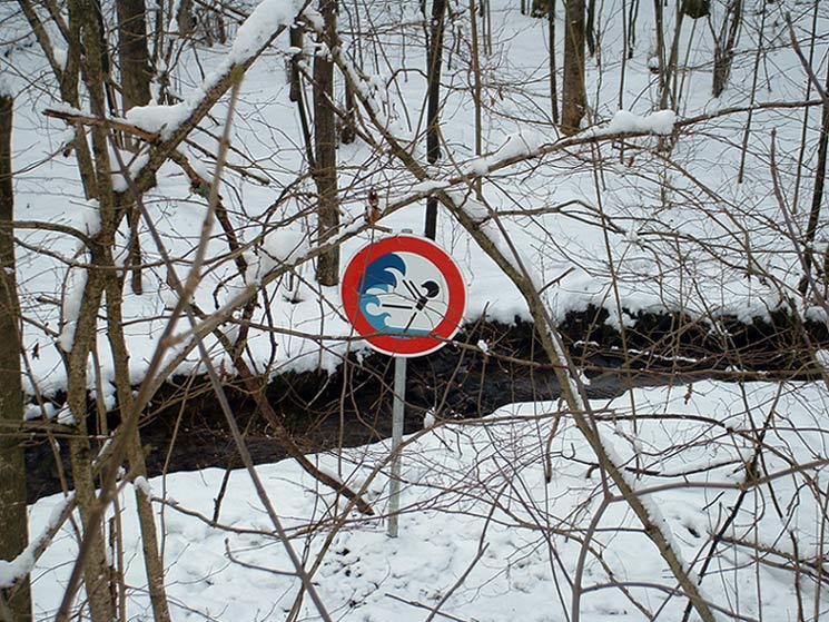 Schild im Wald