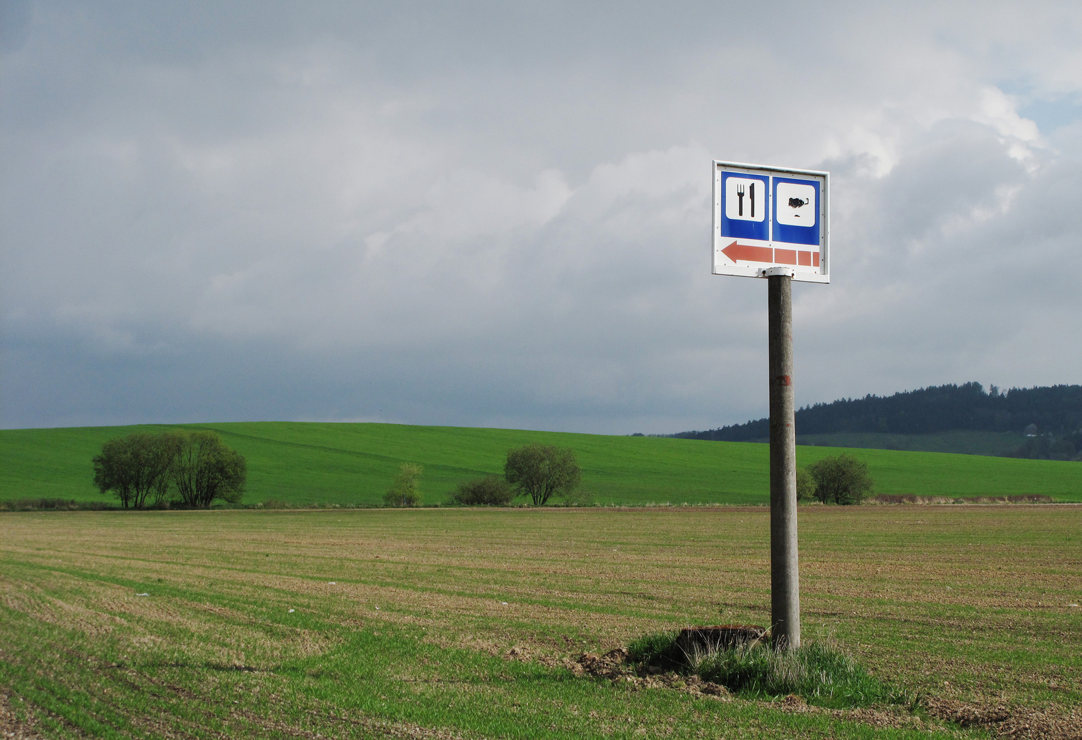 Schild in der Landschaft.