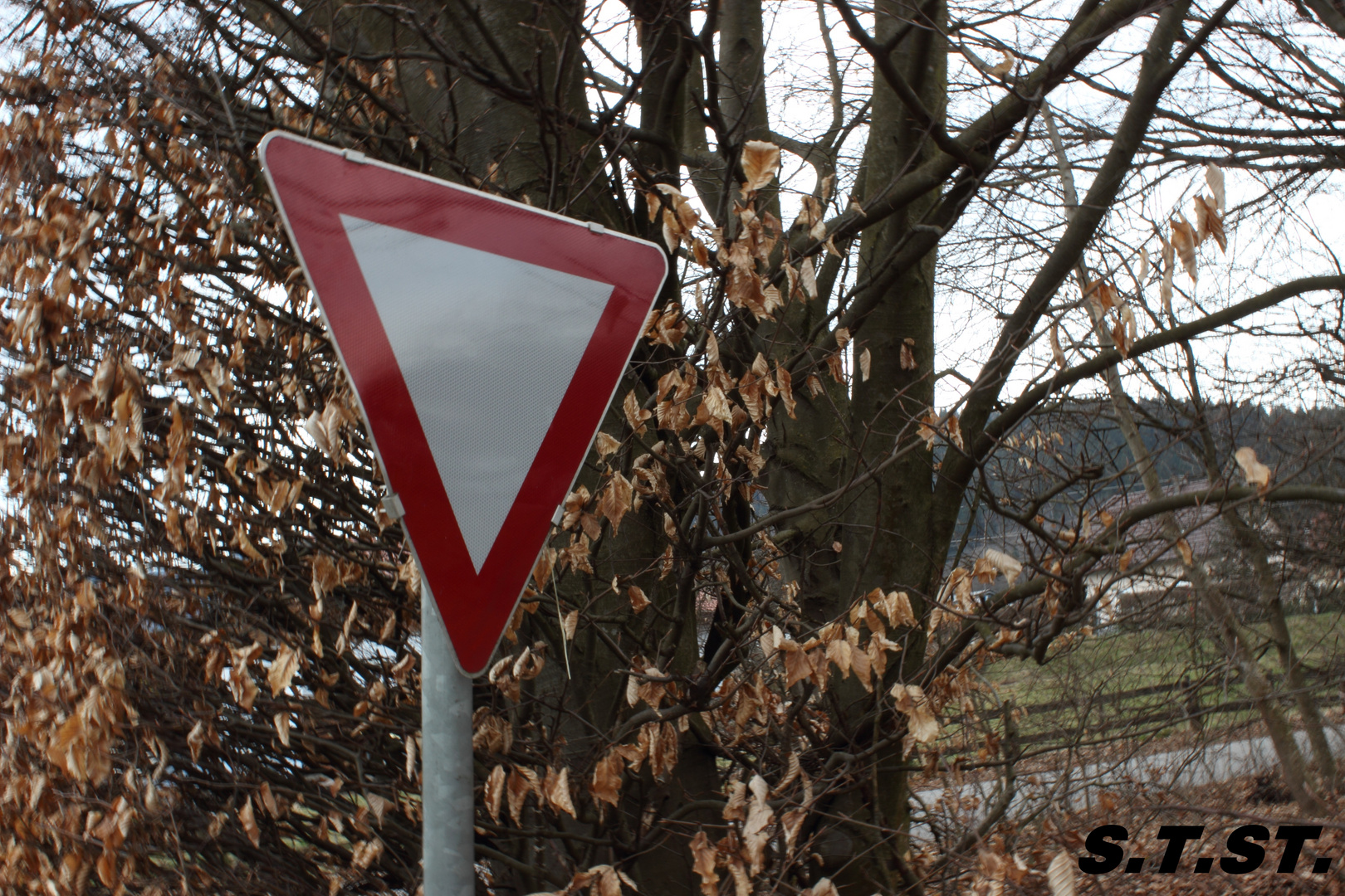 Schild in der Landschaft