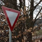 Schild in der Landschaft