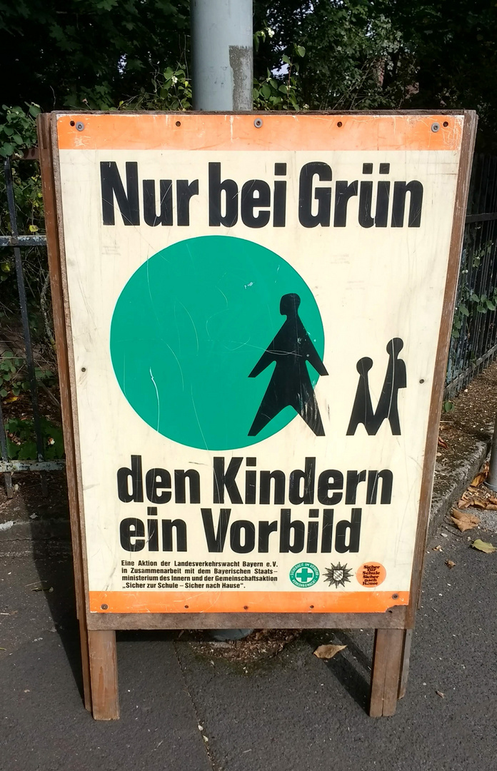 Schild: Nur bei grün den Kindern ein Vorbild