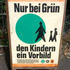 Schild: Nur bei grün den Kindern ein Vorbild