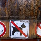 Schild: Rauchen Hund Eis