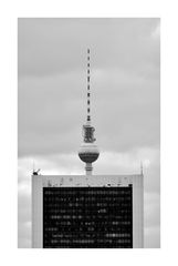 Schild und Lanze, wohl vom Ritter - warten auf ihn, Berlin-Mitte-r