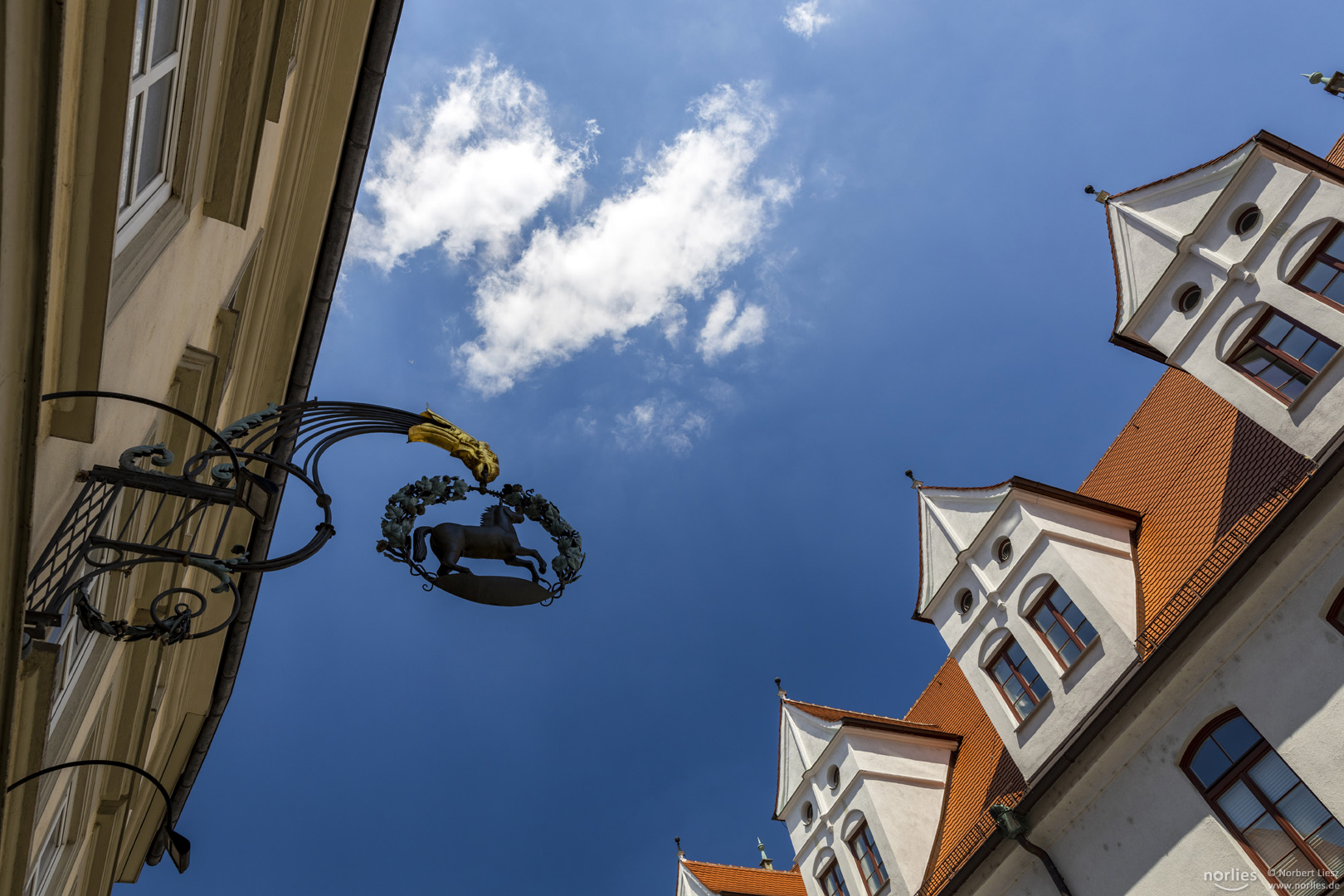 Schild und Wolke