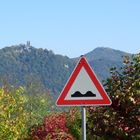 Schild verweist auf die 2 Berge im Hintergrund
