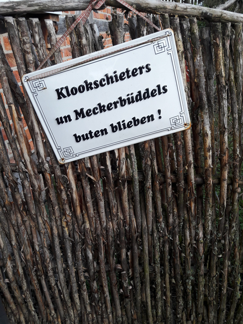 Schild vor einem gemütlichen Café 