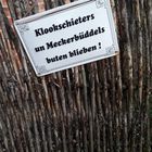 Schild vor einem gemütlichen Café 