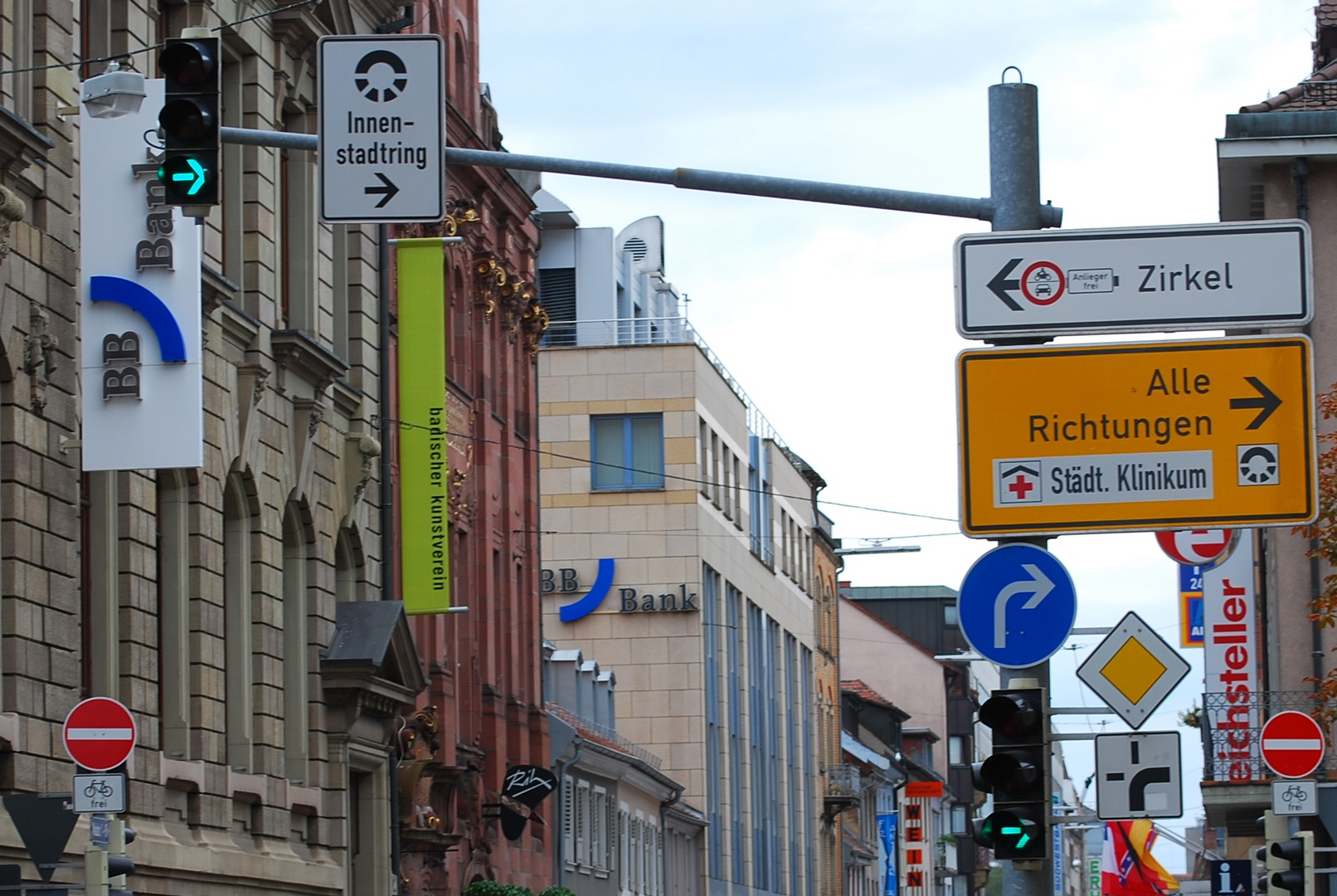 Schilderwald in der Innenstadt vom Karlsruhe