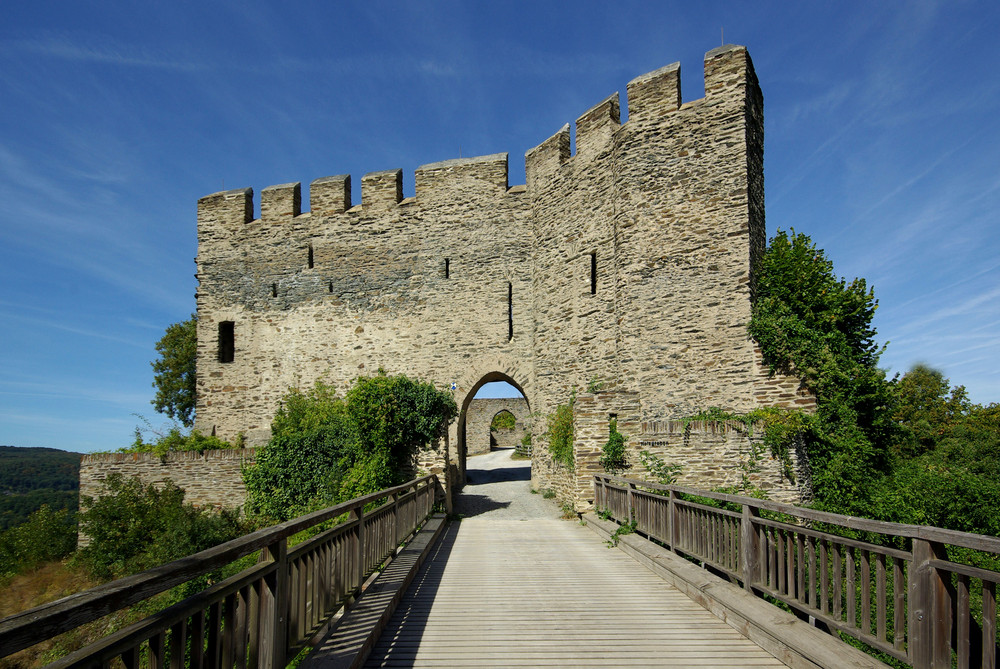 Schildmauer zwischen Burg Liebenstein und Burg Sterrenberg / Rhein