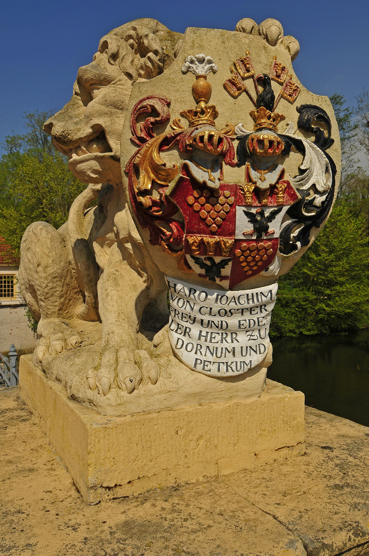 Schildwappen-Löwe an der Brücke des Dornumer Wasserschlosses