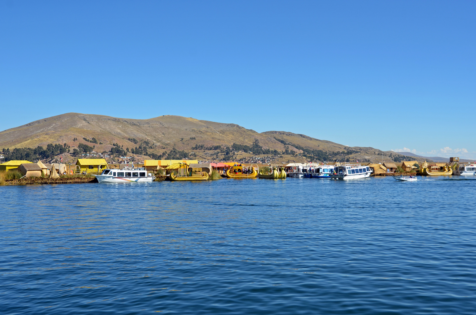 Schilfboote der Uro-Nachfahren in der Bucht von Puno.