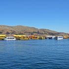 Schilfboote der Uro-Nachfahren in der Bucht von Puno.