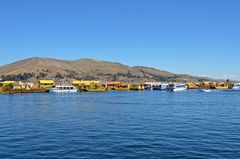 Schilfboote der Uro-Nachfahren in der Bucht von Puno.