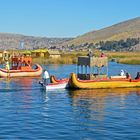 Schilfboote in der Bucht von Puno