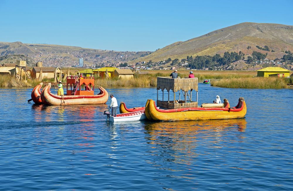 Schilfboote in der Bucht von Puno