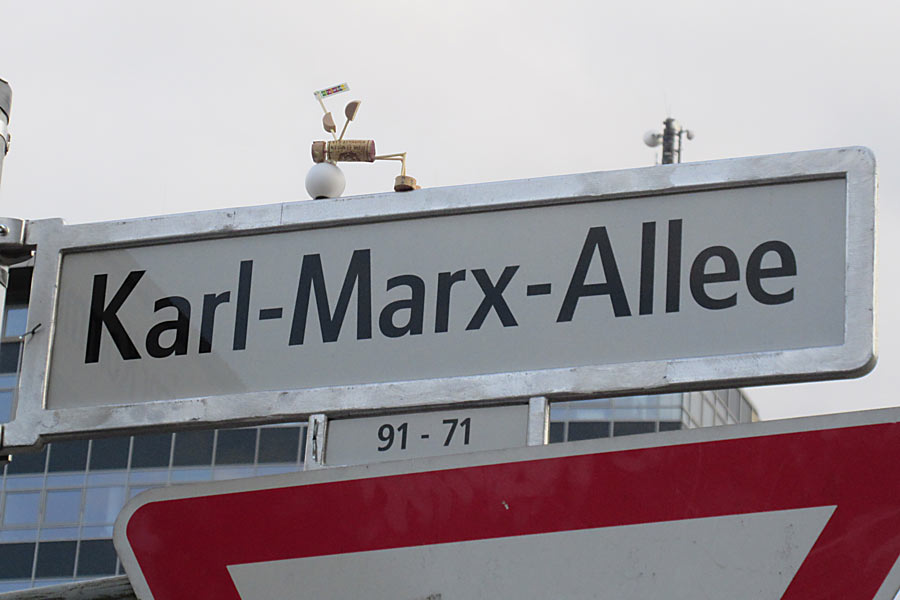 Schillen mit Ball in der Karl-Marx-Allee