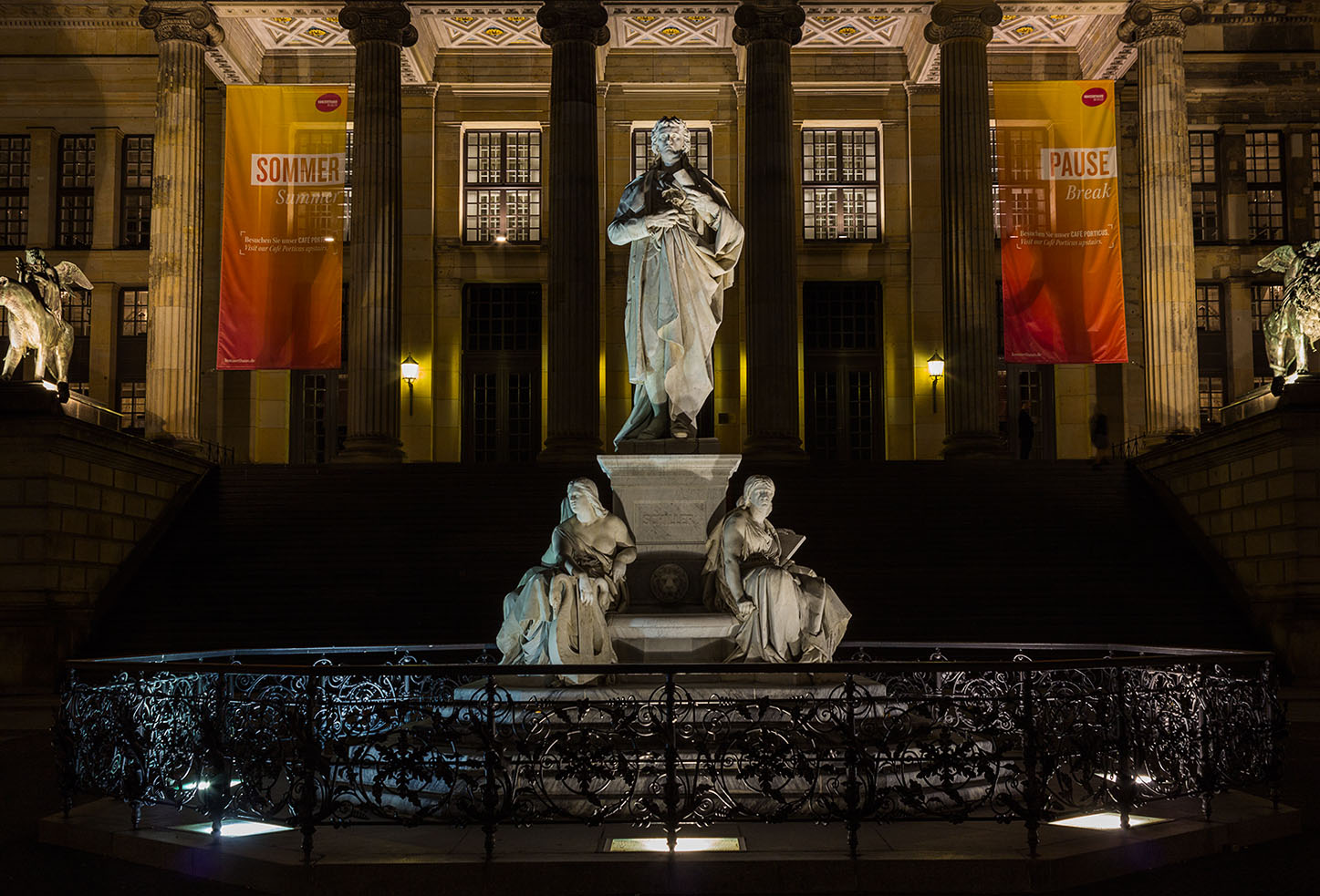 Schiller Denkmal bei Nacht (Gendarmenmarkt Berlin)