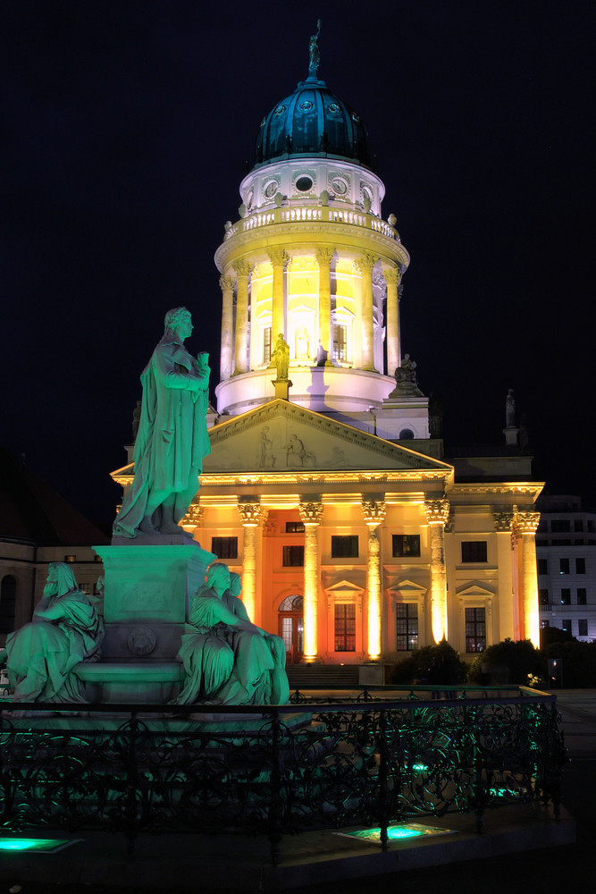 Schillerdenkmal mit Franz. Dom