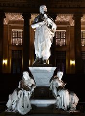 Schillerstaue vor dem Schauspielhaus