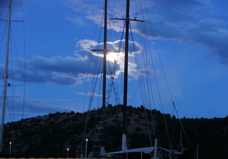 Schimmernder Mond hinter Segelboote