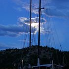 Schimmernder Mond hinter Segelboote