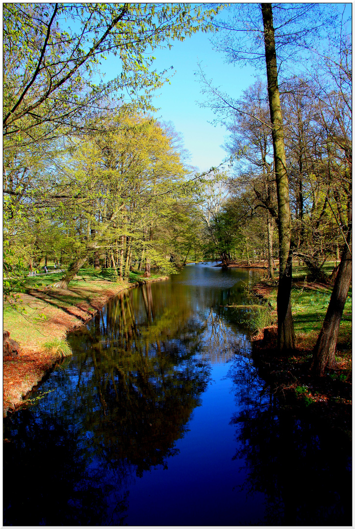 Schimmerndes Blau