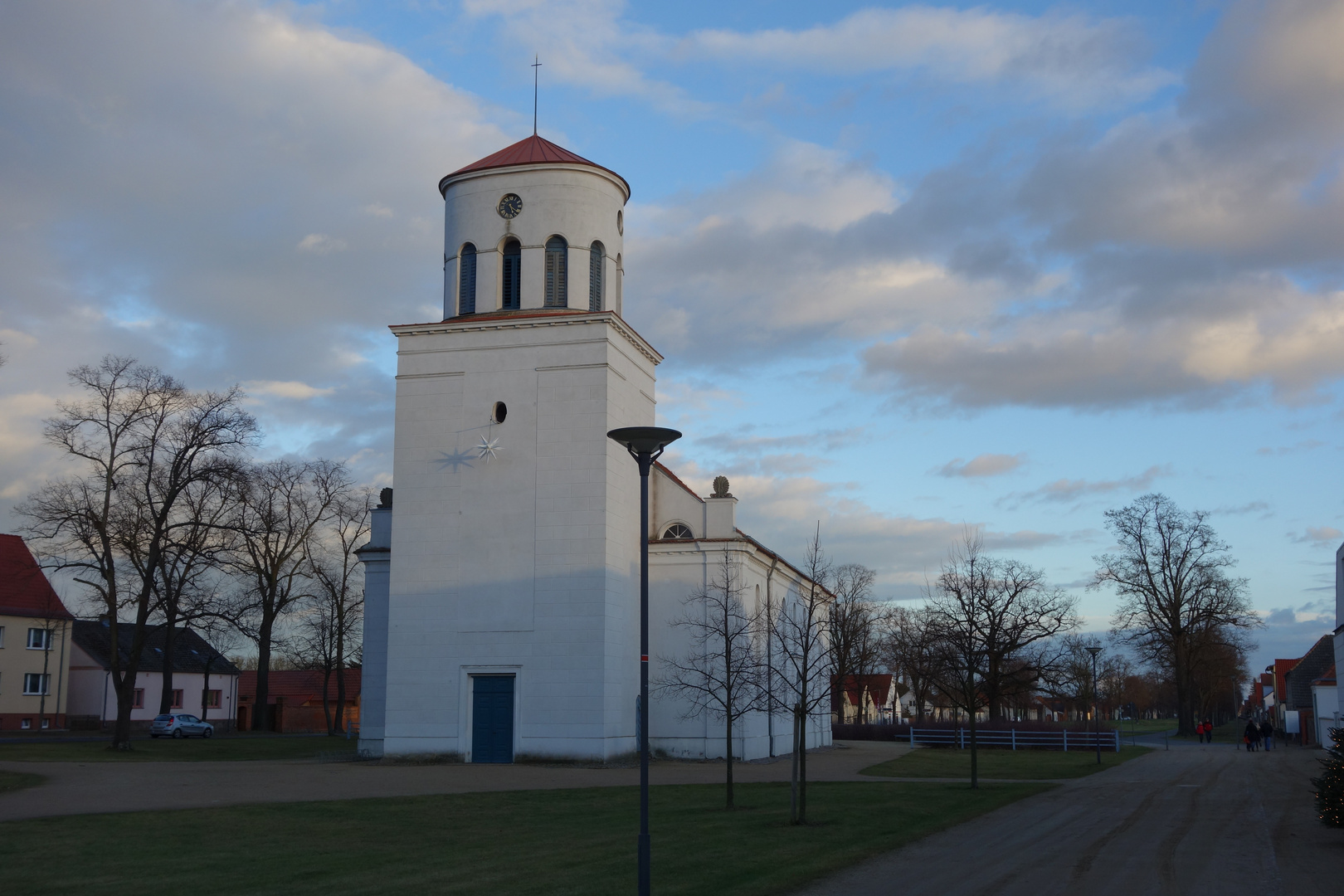 Schinkel Kirche  Neuhardenberg bei Sonne