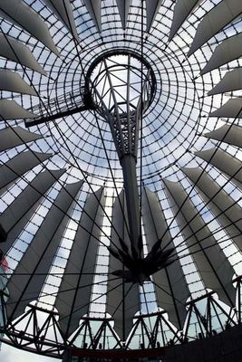 Schirmdach aus Glas und Stahl