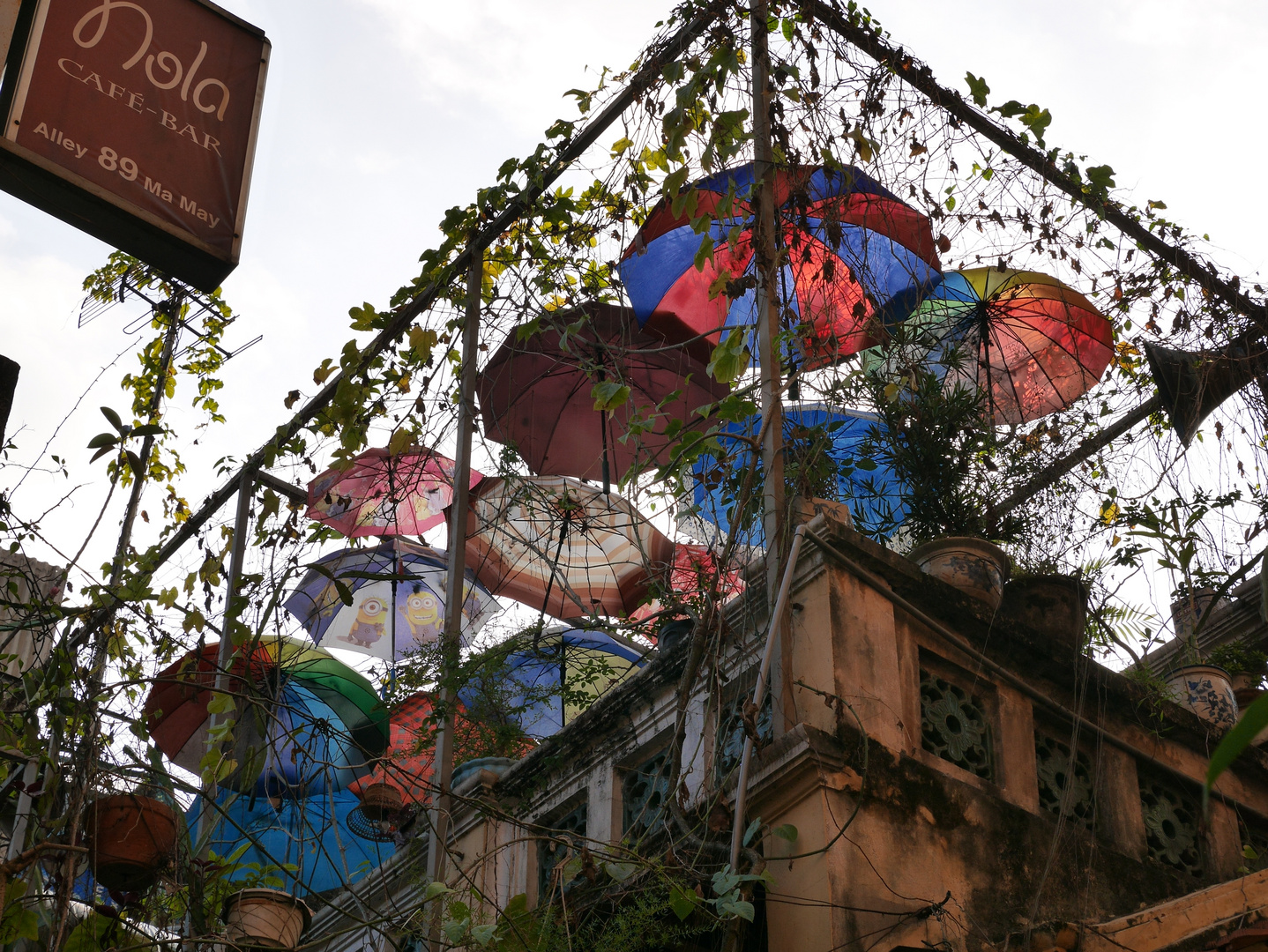 Schirme über Hanoi