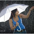 "Schirmherrin" - Lachende junge Frau (Inderin) unter Regenschirm