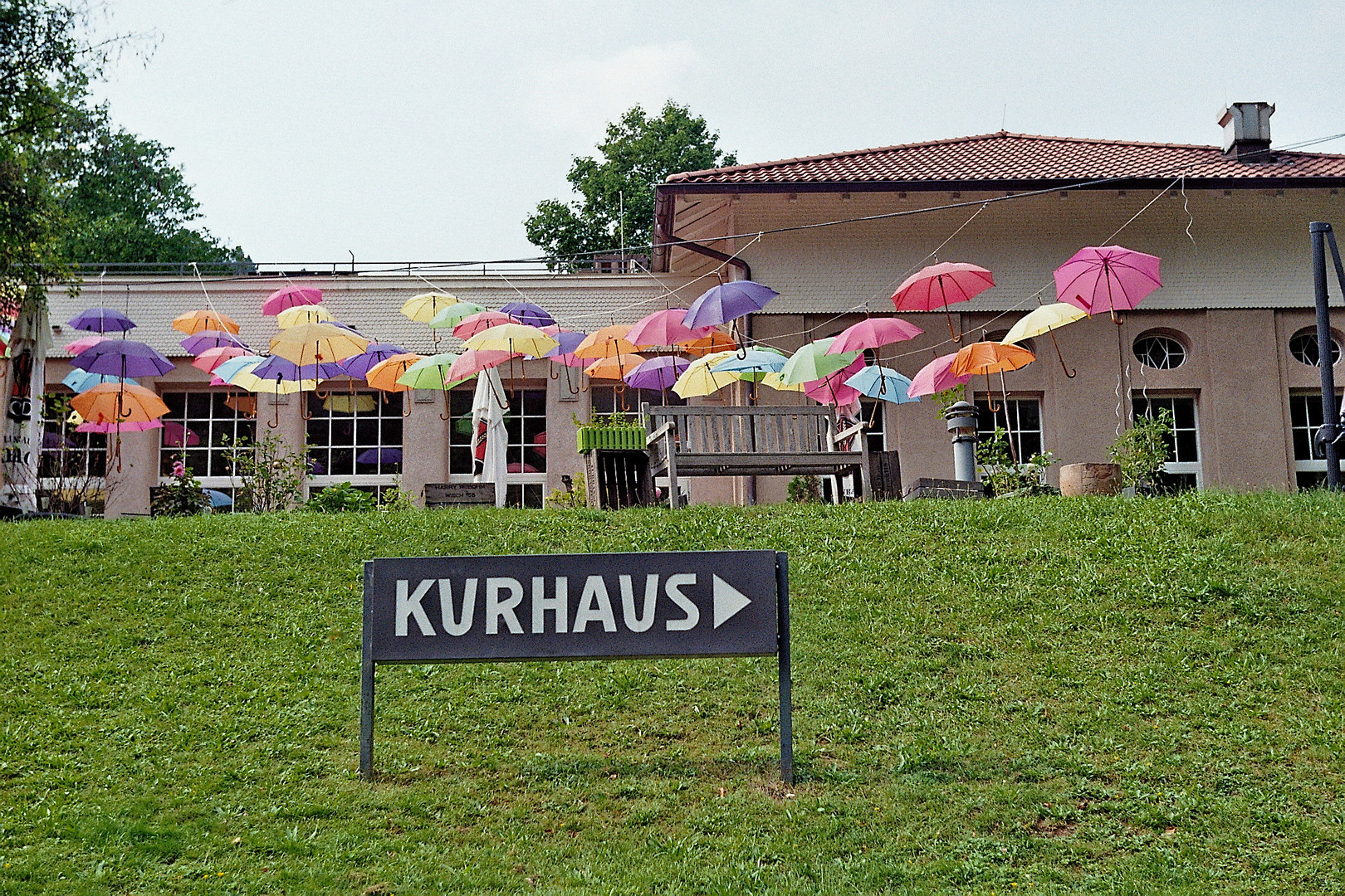 Schirmparade im Kurpark